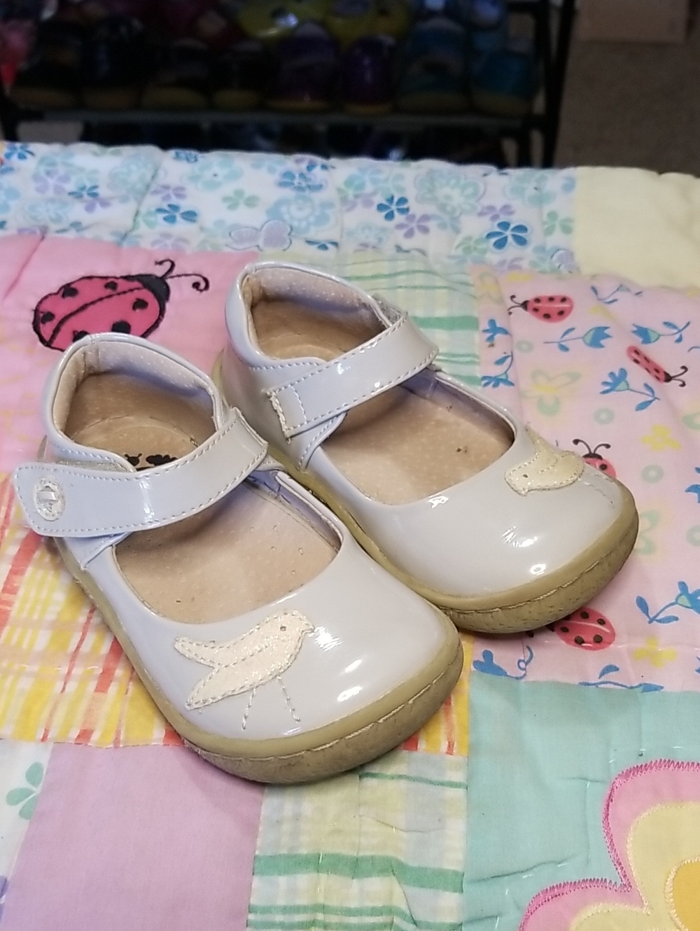 Livie & Luca Grey Patent Leather Mary Janes with Bird Applique Size 7 Pio Pio